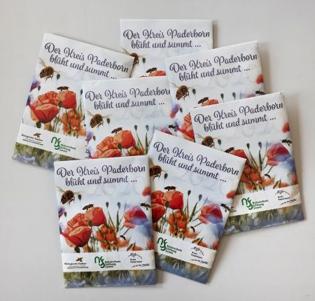 Saatgut-Tütchen sind ab Donnerstag bei der A.V.E. erhältlich. Foto: Kreis Paderborn. 